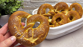 Louhované slané preclíky jsou k pivu to pravé. Naučte se je podle videonávodu