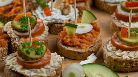 Jaký je rozdíl mezi jednohubkou a kanapkou? Poradíme, jak je lehce rozeznat