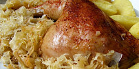 Jak připravit kuře na zelí? Na obědě z jednoho pekáčku si jistě pochutnáte