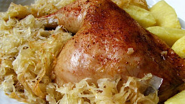 Jak připravit kuře na zelí? Na obědě z jednoho pekáčku si jistě pochutnáte
