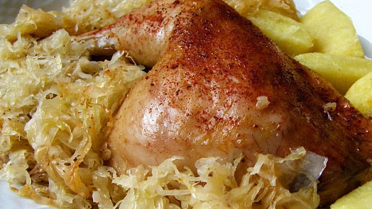 Jak připravit kuře na zelí? Na obědě z jednoho pekáčku si jistě pochutnáte