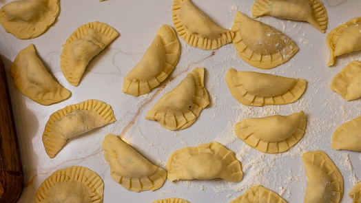 Pirohy snadno vytvoříte s formičkou i bez formičky. Videonávod ukáže, jak na to.