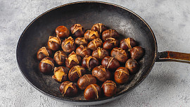 Kaštanové pyré můžeme koupit, ale na to domácí nemá. Zkuste si ho vyrobit sami