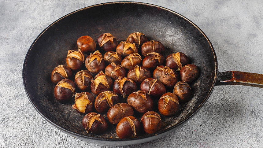 Kaštanové pyré můžeme koupit, ale na to domácí nemá. Zkuste si ho vyrobit sami