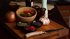 Koření dává našim jídlům tu správnou chuť. Co mít doma po ruce a k čemu se vše hodí