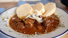 Jaké maso zvolit k přípravě guláše? Vybírejte části, které jsou prorostlé tukem