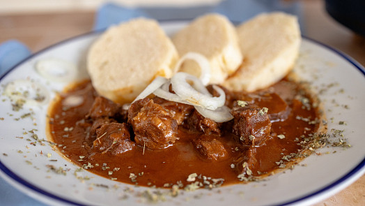 Jaké maso zvolit k přípravě guláše? Vybírejte části, které jsou prorostlé tukem