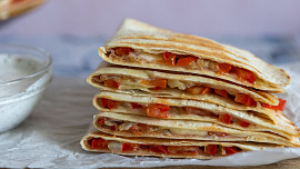 Zapečené tortilly s dresinkem: Tato rychlovka je plná zeleniny, šunky a sýra