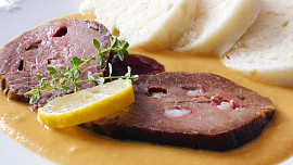 Připravit kus masa na svíčkovou může být pro začátečníky oříšek. Poradíme, jak na to