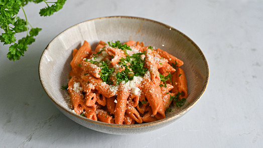 Jak na jednoduché krémové těstoviny? Kromě koření vám postačí pouze 6 ingrediencí