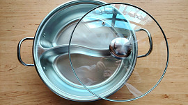 Dělený hrnec: Chytrá kuchyňská vychytávka, která umožní vařit 2 polévky najednou