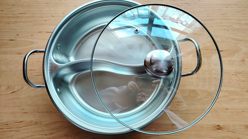 Dělený hrnec: Chytrá kuchyňská vychytávka, která umožní vařit 2 polévky najednou