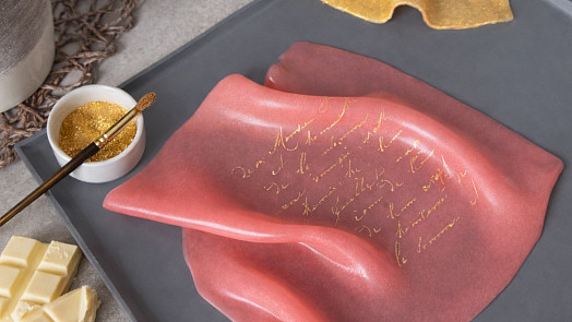 Jedlá čokoládová látka: Nový trend v moderní cukrařině při dekorování moučníků