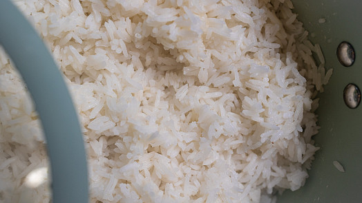 Správně uvařená jasmínová rýže chutná skvěle. Naučte se ji podle videonávodu