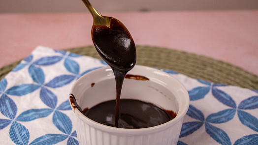 Kakaová poleva dovede kterýkoli moučník k dokonalosti. Naučí vás ji videonávod