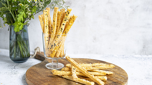 Jak upéct tuze návykové tyčinky? Uzený sýr v těstě jim dodává tu správnou chuť