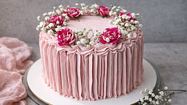 Krásně nazdobit dort krémem zvládne kdokoli. Přesvědčte se o tom ve videonávodu