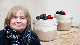 Naše babičky umí předávat zkušenosti v kuchyni ochotně a názorně. Učme se od nich