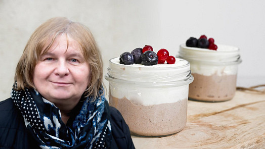 Naše babičky umí předávat zkušenosti v kuchyni ochotně a názorně. Učme se od nich