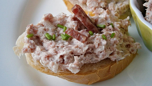 Lovecká pomazánka: Připravte si s námi chutnou rychlovku k čerstvému pečivu