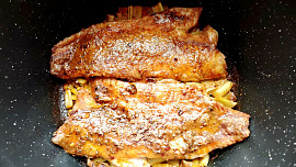 Ryba, pečená v remosce, neztratí vůbec nic na své šťavnatosti a báječné chuti