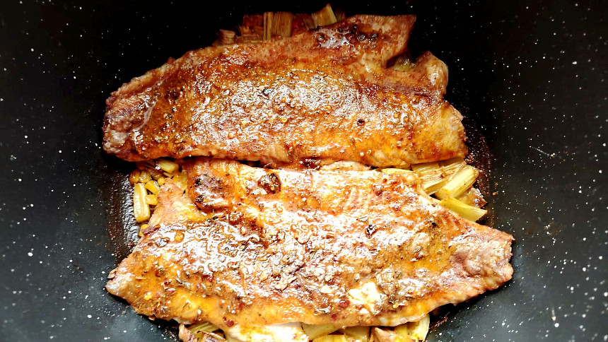 Ryba, pečená v remosce, neztratí vůbec nic na své šťavnatosti a báječné chuti