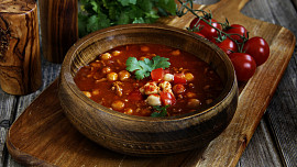 15 skvělých luštěninových polévek, které báječně zasytí, zahřejí a chutnají i druhý den