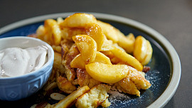 Trhanec s karamelizovanými jablky: Moučník, který snadno připravíte na pánvi