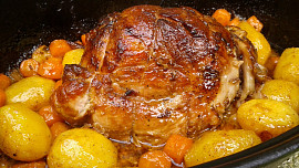 Jak upéct vepřovou pečeni v celku? Podle osvědčeného postupu bude dokonale šťavnatá