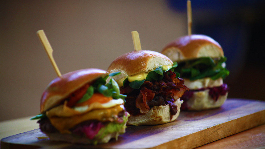 Jaké maso použít na hamburgery? Díky správnému výběru budou chutné a šťavnaté