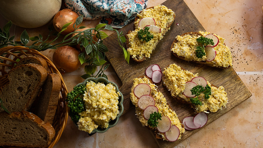 15 jarních pomazánek: Výběr těch nejlepších pro dny plné prvních slunečních paprsků