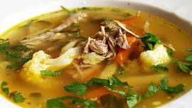 Chyby při vaření masového vývaru: Bez dodržení pravidel si na něm nepochutnáte