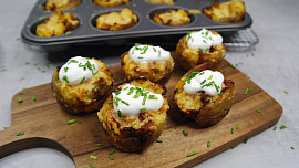 Jak udělat slané muffiny? Připravte si zbylé brambory, sýr, slaninu a rajčata