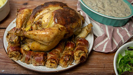 Jak dlouho péct kuře? Poradíme, jak trefit ideální čas pro zlatavé a šťavnaté kuře