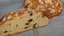 Upečte dokonale vláčný a voňavý mazanec. Díky tvarohu bude ještě jemnější.