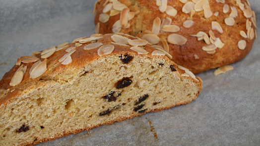 Upečte dokonale vláčný a voňavý mazanec. Díky tvarohu bude ještě jemnější.