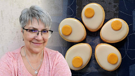 Sladká vajíčka, která připomínají volská oka. Sladké dobroty v bílé a žluté barvě