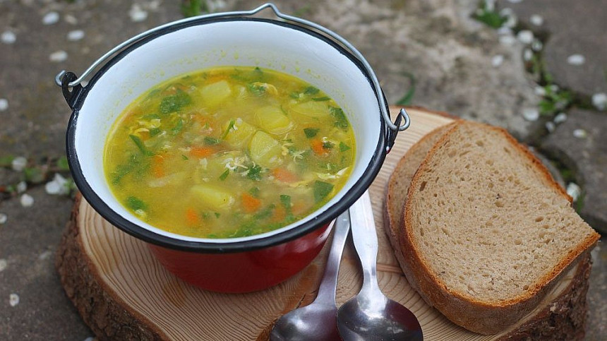 Kopřivy patří k prvním jarním bylinkám. Zkuste je dát do chutné polévky nebo do nádivky