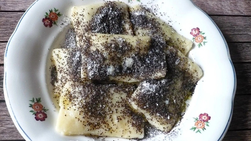 Pěry z bramborového těsta babičky plnily povidly a sypaly mákem. Ochutnáte s námi?