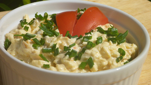 Jednoduchá hermelínová pomazánka nadchne milovníky sýrů a báječně chutná k večeři