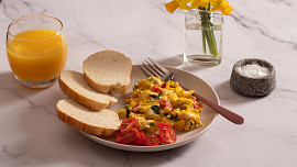 Báječná míchaná vajíčka, tentokrát s medvědím česnekem, cherry rajčátky a topinkou