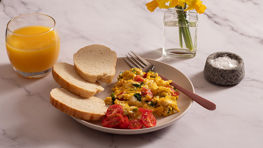 Báječná míchaná vajíčka, tentokrát s medvědím česnekem, cherry rajčátky a topinkou