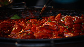 16 receptů se špekáčky: Tuhle oblíbenou uzeninu nemusíte pouze opékat nad ohněm