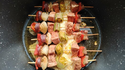 Špízy z remosky: Bohaté porce masa a zeleniny na špejli v úsporné stolní troubě