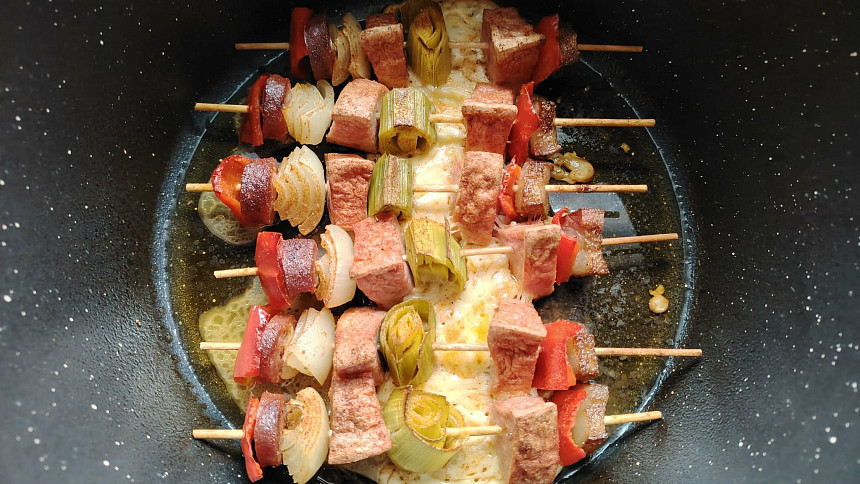 Špízy z remosky: Bohaté porce masa a zeleniny na špejli v úsporné stolní troubě