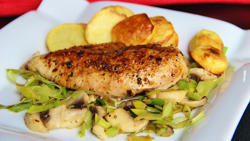 Jak restovat maso? 5 osvědčených tipů pro přípravu šťavnatého masa na pánvi