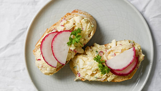 Ředkvičková pomazánka podle videoreceptu krásně osvěží a je plná jarních vitamínů