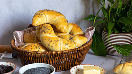 Loupáčky sypané mákem patří k našemu dětství. Upečte si je s námi podle videoreceptu