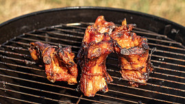 Jak připravit nejlepší žebra na gril? S naší marinádou a videonávodem se vám povedou