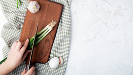 Dřevěné nebo plastové kuchyňské prkénko? Přinášíme jejich porovnání, volte důmyslně